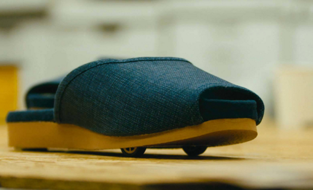 日产开发出一款配备传感器的自动泊车拖鞋