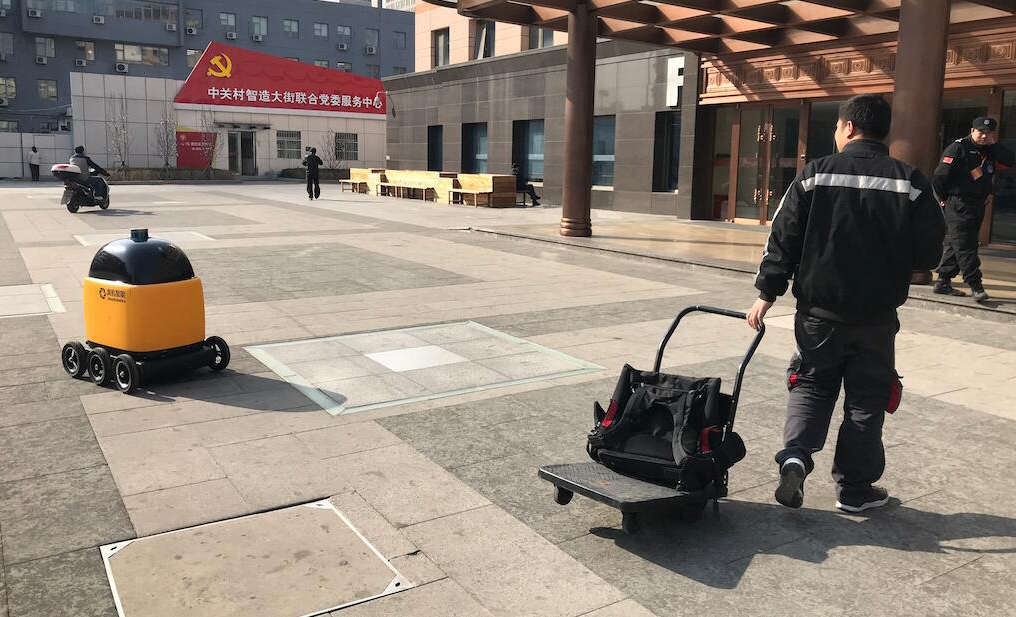 多<font color=red>传感器融合</font>定位技术让国产快递机器人实现自主导航