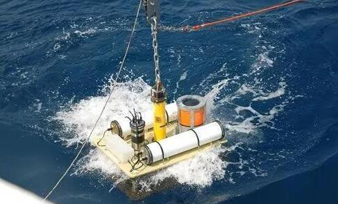 我国布放海啸浮标系统：用高精度传感器测毫米级压力变化