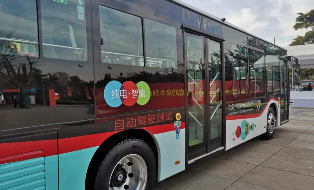 济南首辆无人驾驶公交车亮相 车身装多种传感器